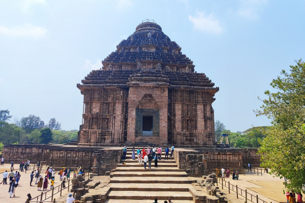Puri & Konark Trip from Bhubaneswar Covering Jagannath and Sun Temple, Pipili, and Beautiful Beaches