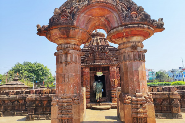 Puri-Bhubaneshwar Tour for 4 Days Covering Jagannath Temple, Udayagiri & Khandagiri Caves, Konark Sun Temple & More