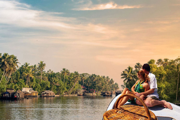 Kerala Honeymoon Tour for 6 Days with Houseboat Ride, Wildlife Tour & Munnar Sightseeing